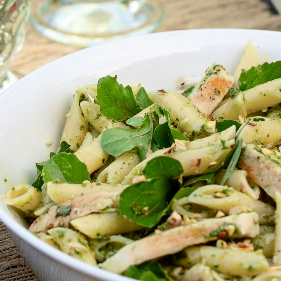 Pasta Al Pesto De Pollo Y Estragón Y Pistaches Americanos