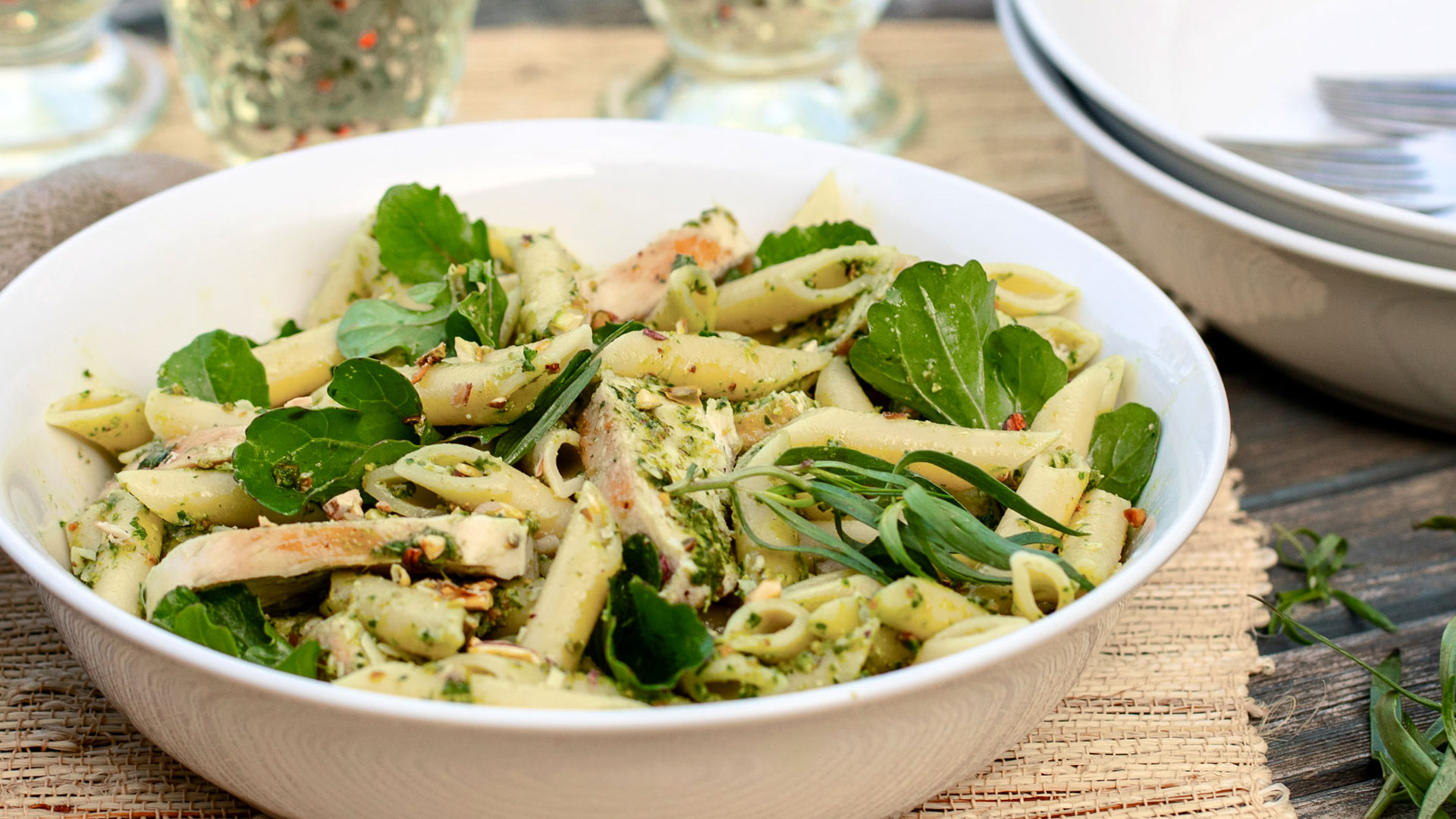 Pasta Al Pesto De Pollo Y Estragón Y Pistaches Americanos