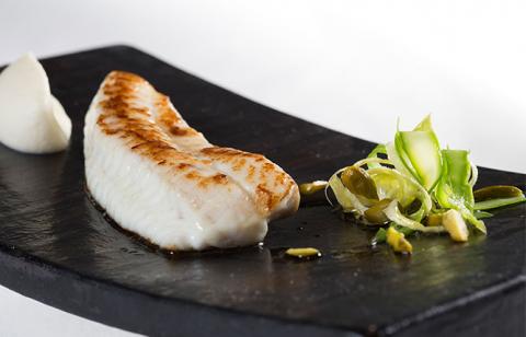 CUÍDATE ESTE VERANO CON ESTA RECETA DE LENGUADO ASADO CON CREMA DE COLIFLOR Y VINAGRETA DE PISTACHOS AMERICANOS