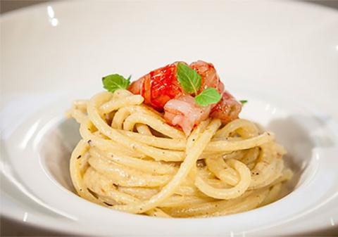 Spaghetti grande de gragnano, pesto de pistachos americanos y gambas rojas de Porto Santo Spirito marinadas con lima